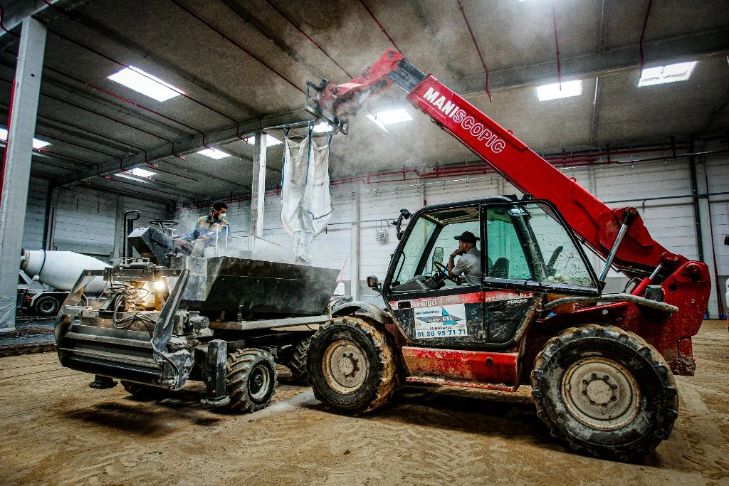 Maniscopic telescopic handler on construction site