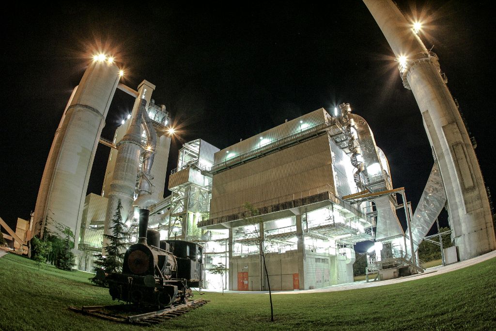 Vue nocturne usine cimenterie illuminée