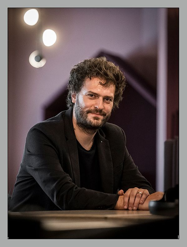 Portrait homme cadre en costume noir - ambiance studio élégante