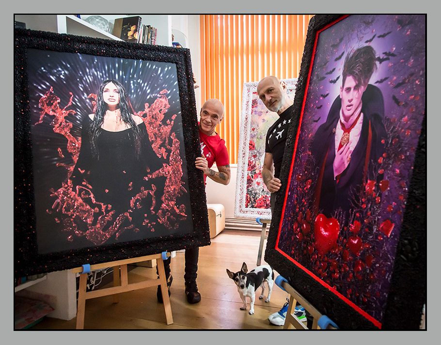 Portrait artistique duo Pierre et Gilles dans leur atelier créatif