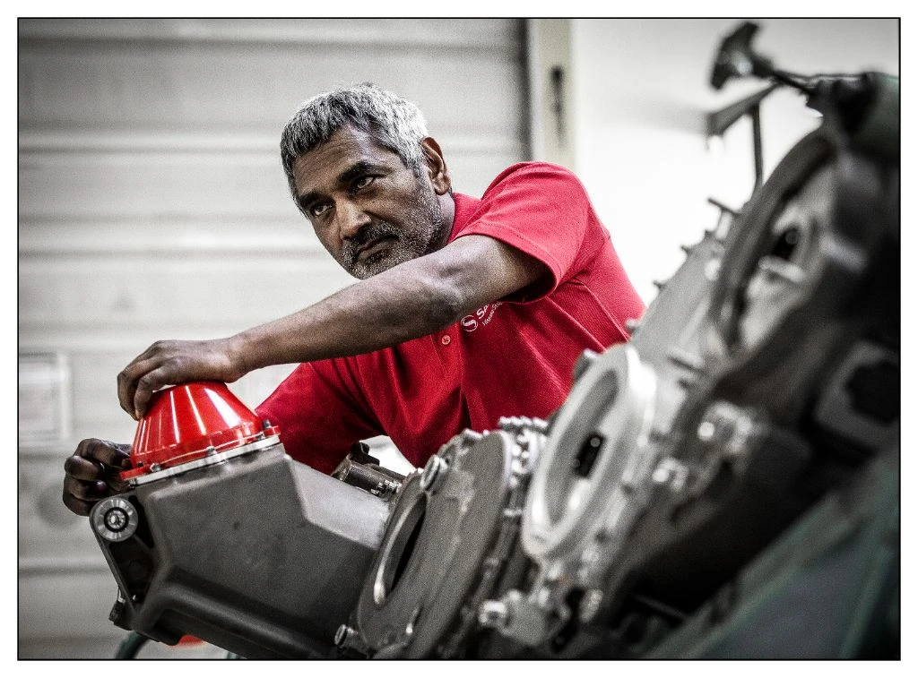 Technicien manipulant un composant - industrie aéronautique